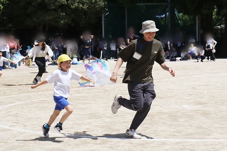 年長組親子種目「虹を渡そう」