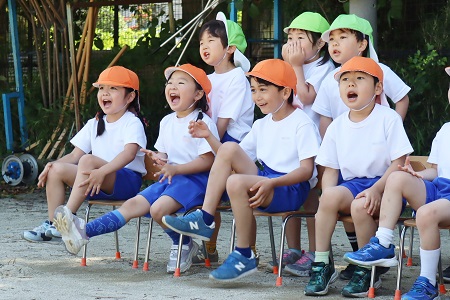 保護者の方による「201玉入れ」。 子どもたちも声援を送りました