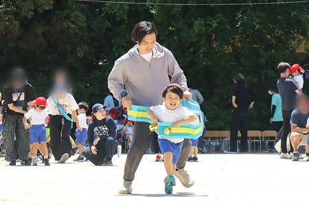 年少組親子種目「Go!Go!親子電車」