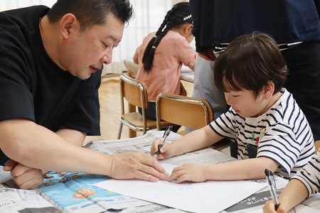 智力先生にアドバイスをもらいながら作品作りを進めます