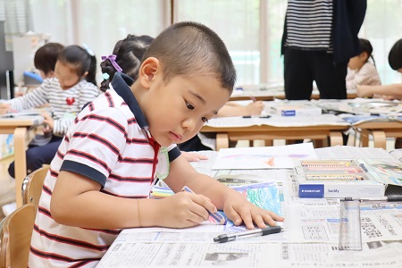 交差する線でできた形を様々な物に見立てて色を塗る子も