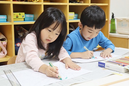 続いて色鉛筆で色を塗っていきます