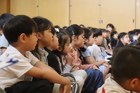 真剣な表情で演奏に集中したり…