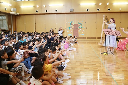 年長さんは手話もつけて歌で参加して演奏を楽しみました