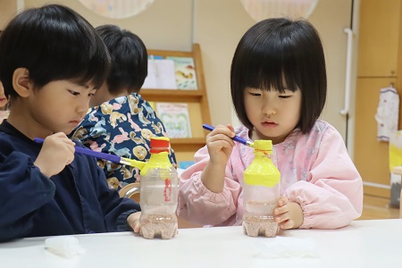 絵の具で色を塗って