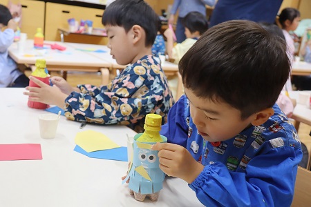 思い思いに顔をつくります