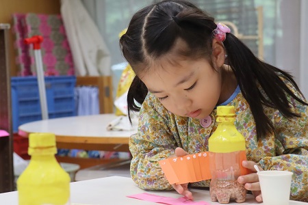 慎重に貼っていきます