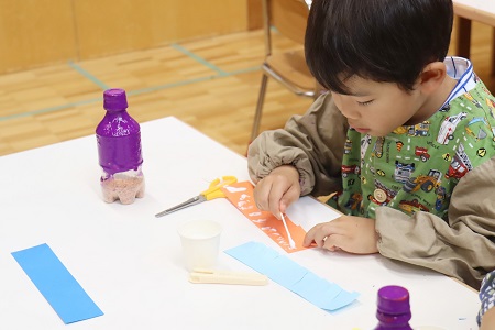 画用紙にボンドをつけて