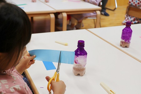 ハサミで切り込みをいれよう