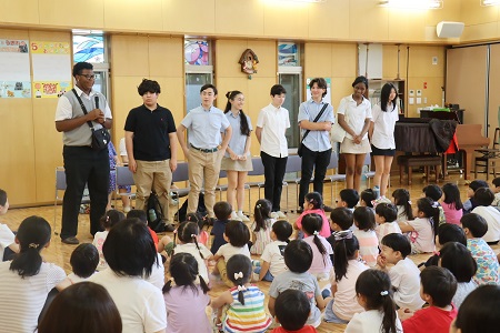 8人の留学生から挨拶と自己紹介