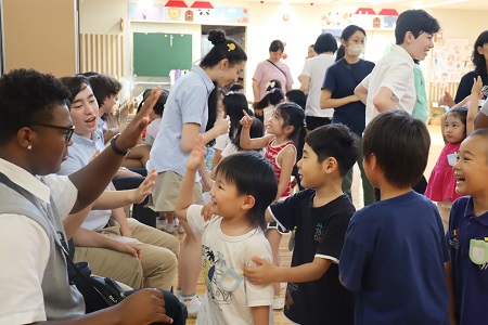 元気にハイタッチ