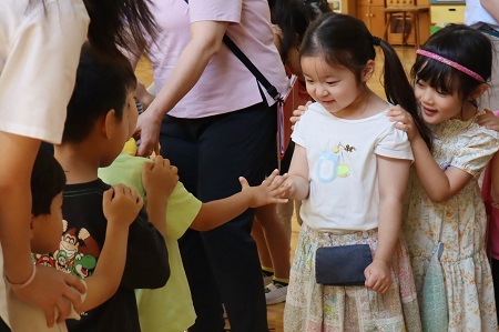 じゃんけんで負けた方は勝った方のうしろにつながります