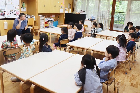 初めての造形活動。しっかり先生のお話を聞いて始めることができました