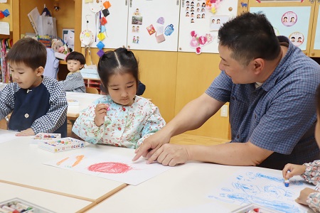 好きなものが描けたら、その周りにあるものも描き加えていきます