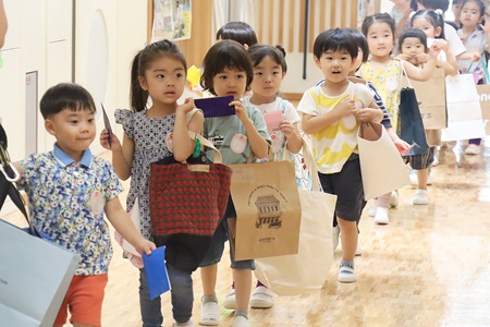 お買い物バッグとお財布を持ってお店やさんへ向かう年少さん