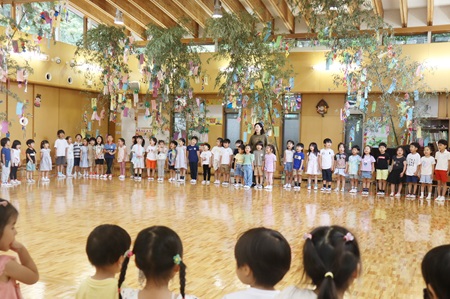 幼稚園ホールの天井まで届きそうな大きな笹には子どもたち手作りの飾りや願い事が書かれた短冊がたくさん