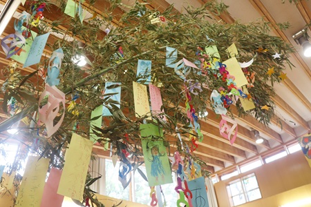 短冊に書かれた子どもたちの願い事が叶いますように