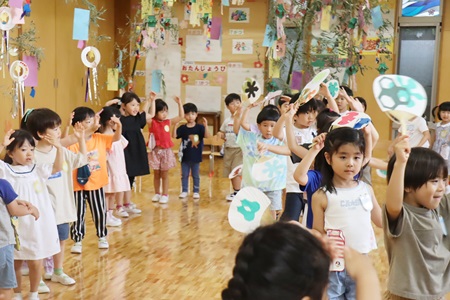 年中組・年少組も年長組を見本に『東京音頭』の振り付けにチャレンジ！
