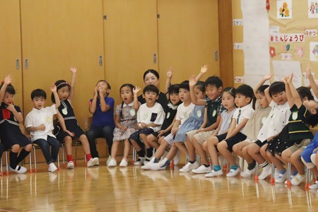 園長先生の問いかけに元気に返事をする園児たち