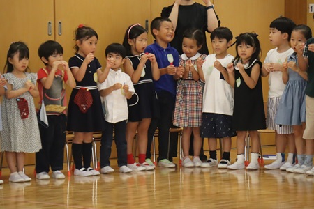 始業式の締めくくりは、みんなで「The More We Get Together」を歌いました