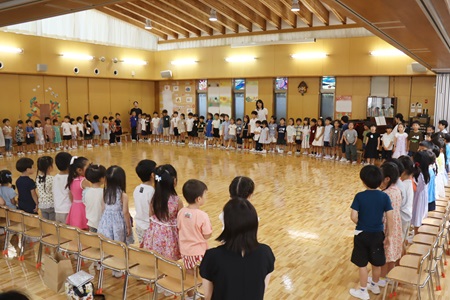 保護者の方に見守られながら、元気に2学期をスタートしました