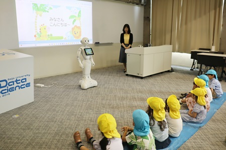 大学の教室でロボットのPepperと森先生が迎えてくれました
