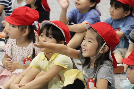 Pepperに笑顔で手を振りご挨拶