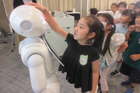 順番にPepperに触れてみます