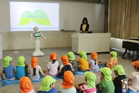 紙芝居では集中して話に耳を傾けていました