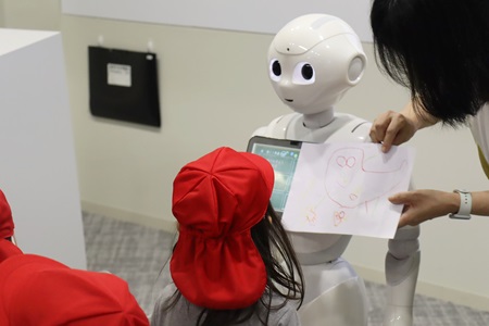 子どもたちからPepperに絵のプレゼントも