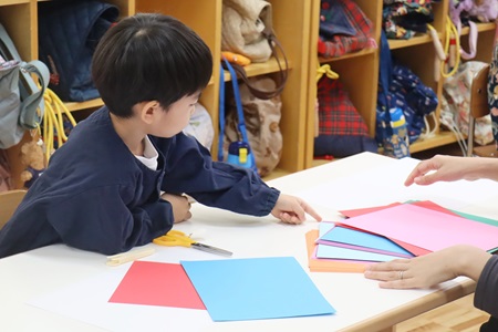 先ずは好きな色の画用紙を3枚選びます