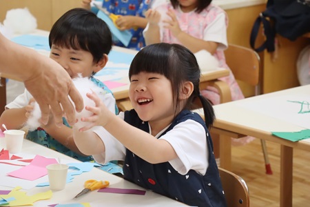 「フワフワだ！」 わたを受け取って、思わず笑顔に