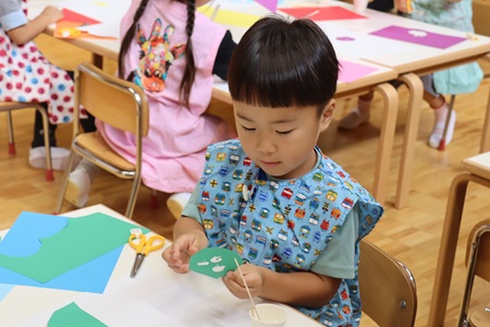 真剣な表情で作業を進めます