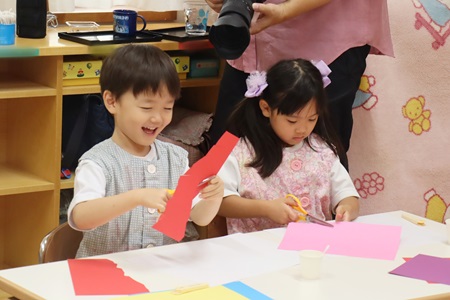 早速、思い思いに色画用紙を切っていきます