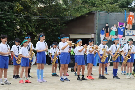 初等学校ブラスバンド部の演奏で開会