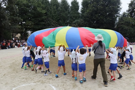 幼稚園児全員でバルーン体操