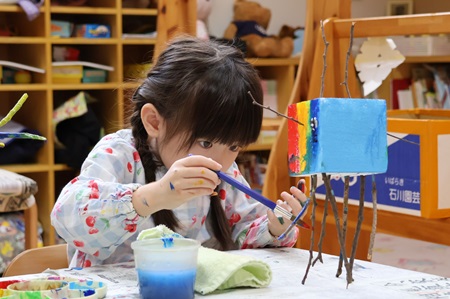 作品を壊さなように慎重に色を塗っていきます