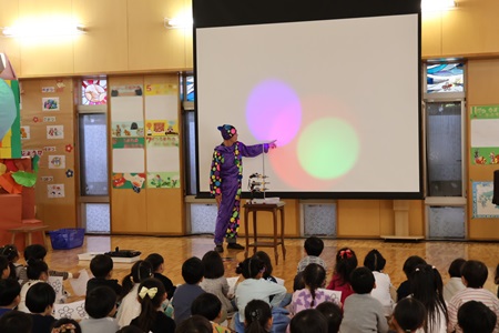 「ここは何色？」という問いかけに「ピンク！」と元気に答える子どもたち