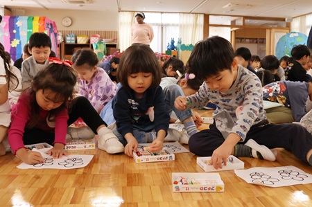 最後は子どもたちが得意なクレヨンを使った塗り絵に挑戦