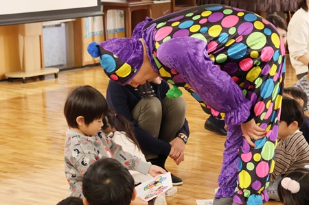 光の重なりとクレヨンで塗った色の重なりの違いを確認