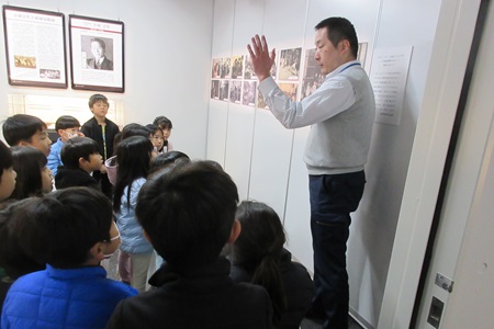 教育研究所の池田さんが、子どもたちに分かりやすく説明してくれました