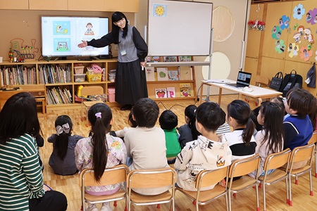 年長組がクラスごとに今度先生との活動を行いました