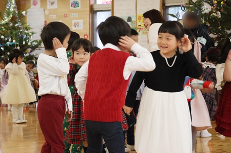 年中組のダンス「クリスマスのうたがきこえてくるよ」