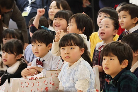 最後はお母様によるクリスマスメドレー 子どもたちも手を振ったり、一緒に歌って楽しみました