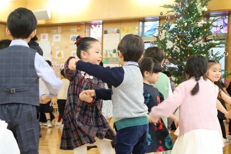 年長組・年中組のダンス「ジングルベル」