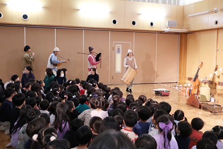 演奏しながら賑やかに登場した、ロバの音楽座の皆さん