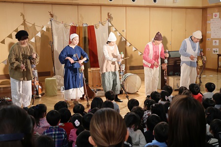 手作り感あふれる楽器から、様々な音が飛び出します