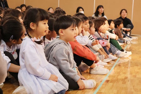 年少組も、音楽鑑賞に集中していました