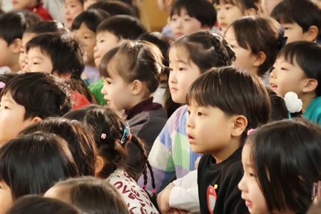 集中して演奏に耳を傾ける園児たち