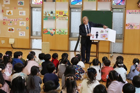 紙芝居でわかりやすく防犯標語「いかのおすし」を教えてくれました